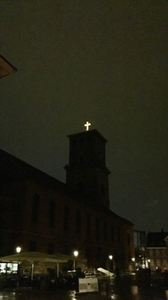 Vor Frue Kirke - Lyset skinner på korset 60 meter over gaden